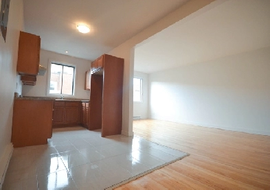 Apartment in the heart of Cote des Neiges(CDN). AVAILABLE FOR AU Image# 9