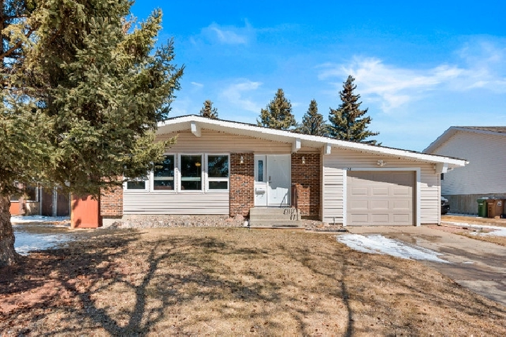 FULLY FINISHED BUNGALOW ON A QUIET CRESCENT IN AKINSDALE! in Edmonton,AB - Houses for Sale
