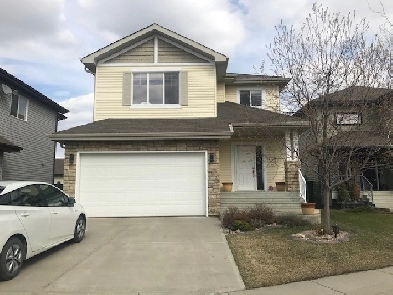 Large 4-Bedroom Family Home in Spruce Grove24 Spruce Village Dr Image# 2