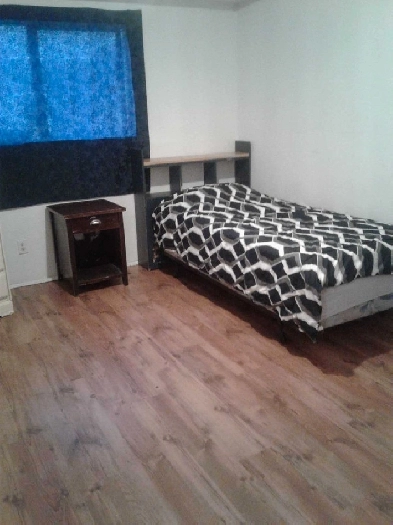MALE ROOM VACANT FURNISHED PH 403 667 7854 Image# 1