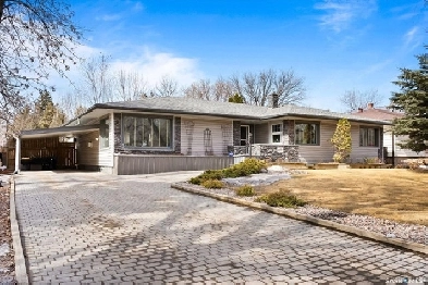 EXPANSIVE BUNGALOW ON 3 CITY LOTS OVERLOOKING WASCANA LAKE! Image# 1