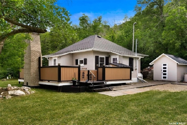 A CHARMING WATERVIEW COTTAGE WITH DIRECT ACCESS TO THE LAKE! in Regina,SK - Houses for Sale