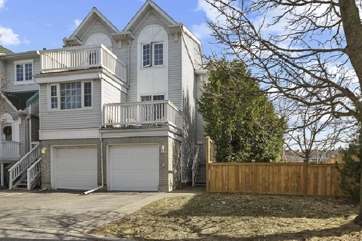 Fabulous bright end-unit townhome in Hunt Club Park! in Ottawa,ON - Condos for Sale