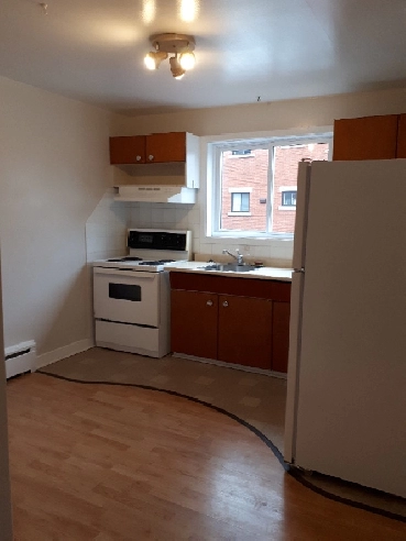 Comfortable 2 bed with balcony - avail May 2024 Image# 4