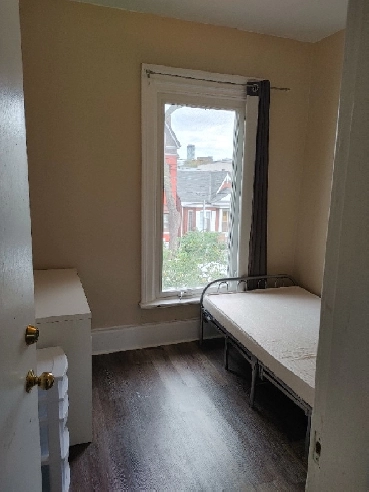 college /bathrust Furnished rooms near UFT ASAP Image# 2