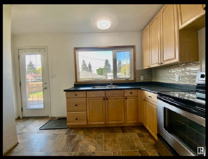 House for Rent/ Clean Half Duplex Private Rental in Edmonton,AB Apartments & Condos for Rent