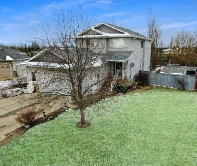 5606 28A Ave Cl, Camrose, AB - 4 bed, 3.5 bath Image# 2