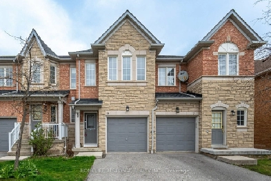 Renovated Modern 3 1  Townhome for Sale in Central Erin Mills Image# 1