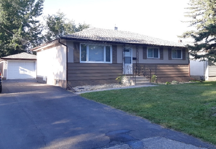 Cozy 3 beds 2baths 1 Den 1 rec. & Garage Fenced yard House in Winnipeg,MB - Apartments & Condos for Rent