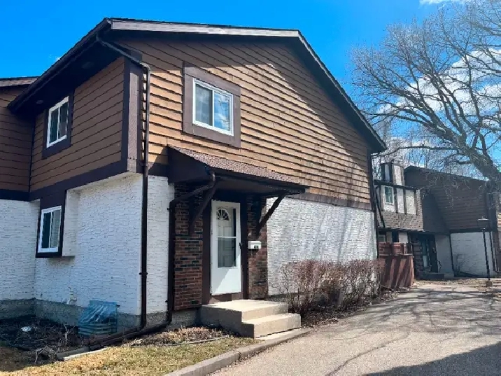 2 BED TOWNHOME CONDO W/BASEMENT/PATIO/PARKING SPOT/PET FRIENDLY in Winnipeg,MB - Condos for Sale
