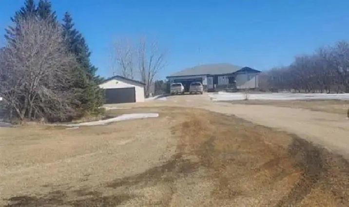 FANTASTIC COUNTRY LIKE PROPERTY W/2.7 ACRES AND 3 BED BUNGALOW in Winnipeg,MB - Houses for Sale
