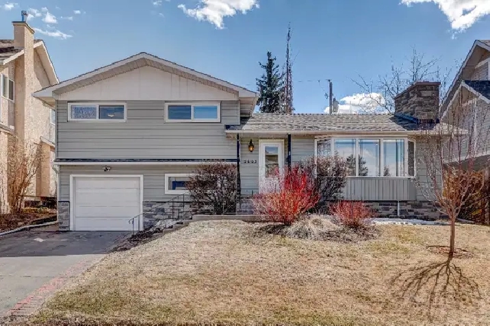 FULLY UPDATED 4 BEDROOM HOME ON A LARGE LOT IN CHARLESWOOD! in Calgary,AB - Houses for Sale