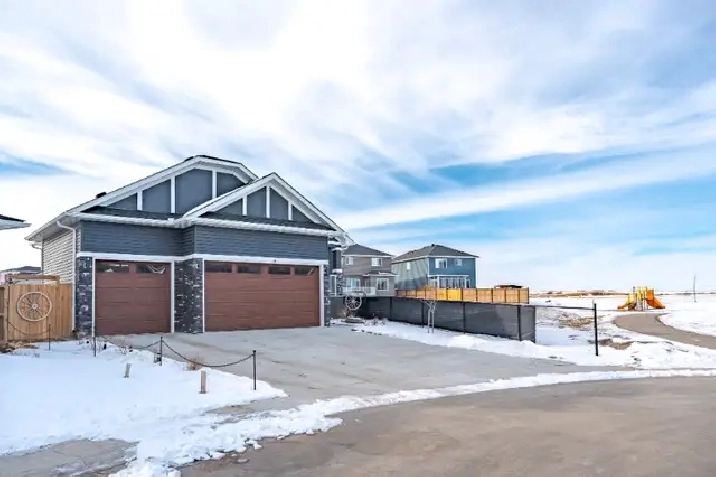 Carstairs, Alberta Like New Bungalow on Park w/South Pie Lot in Edmonton,AB - Houses for Sale
