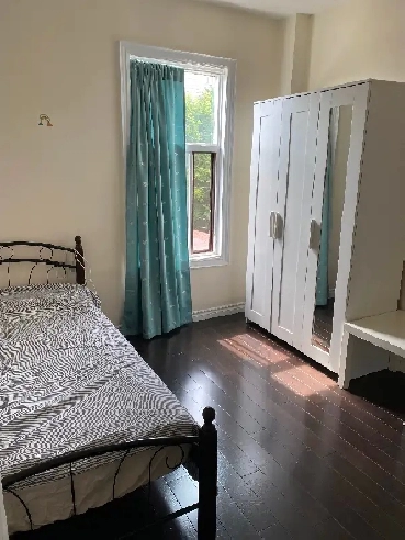 Cozy room is in EastYork available NOW ,single only Image# 2