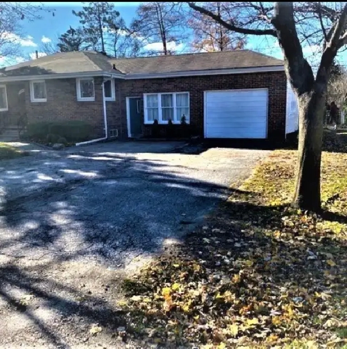 All inclusive South Windsor 3 Bedroom Ranch (Upper) in Windsor Region