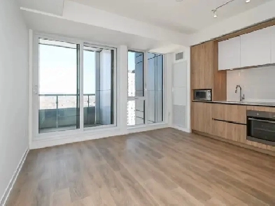 Studio on the penthouse floor 5 minutes from Eaton Center Image# 1