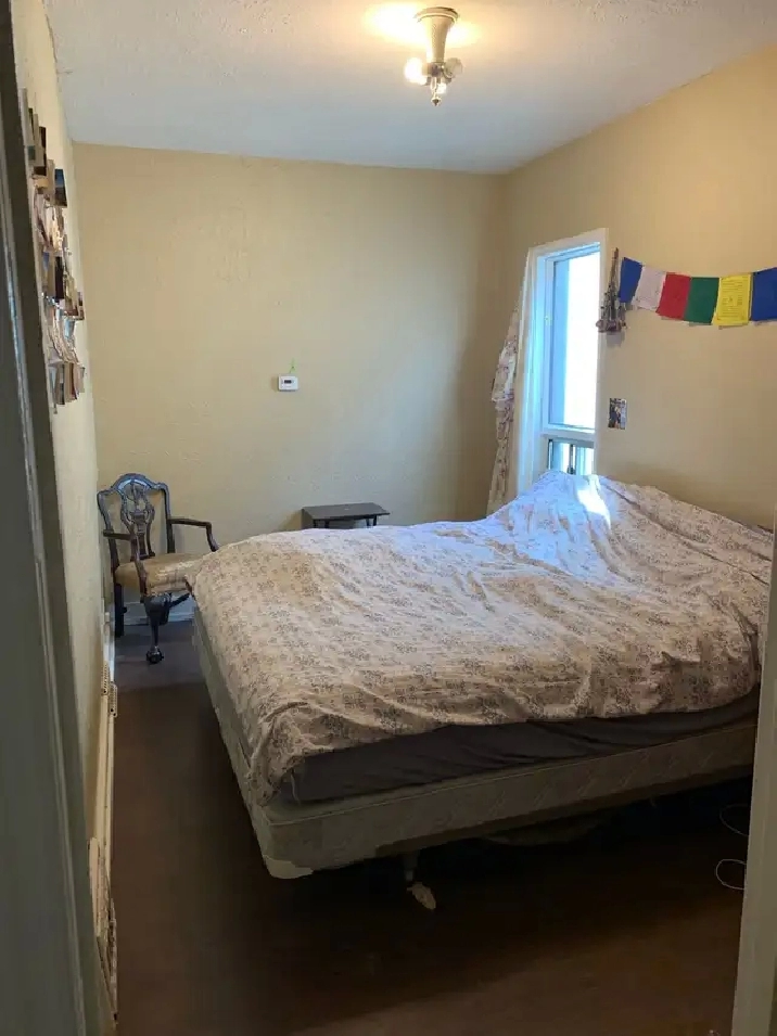 Room for rent in 2 bedroom duplex in Winnipeg,MB - Room Rentals & Roommates