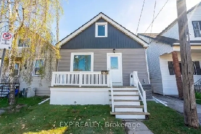 Meticulously renovated 1 1/2 storey home! Image# 1