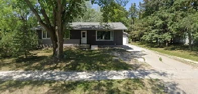 Spacious 3 Bedroom House in Steinbach Available July 1! Image# 1