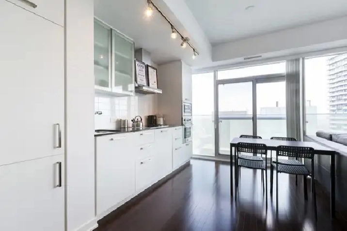 Condo on York Str Downtown - Weekly - AVAILABLE IMMEDIATELY in City of Toronto,ON - Short Term Rentals