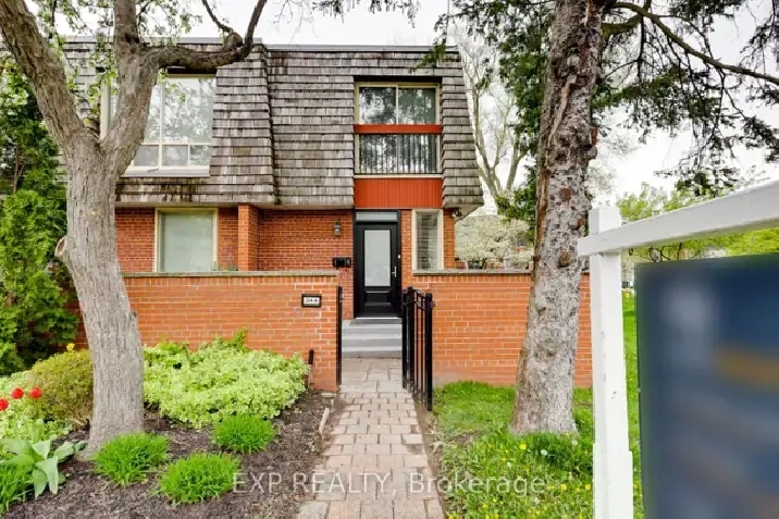 2-bed 2-bath Spacious townhouse in Yorkminster for sale! in City of Toronto,ON - Condos for Sale