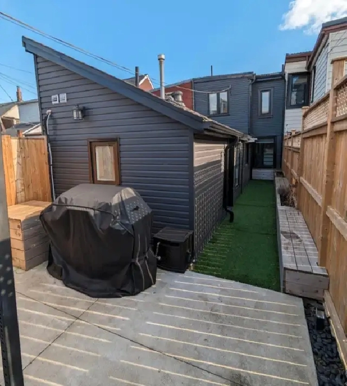 Freehold house located on a deep lot, W/ 2 beds, 2 baths. 799k in City