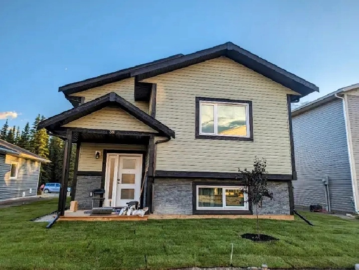 4 Beds 2 Baths House in Whitehorse,YT - Houses for Sale