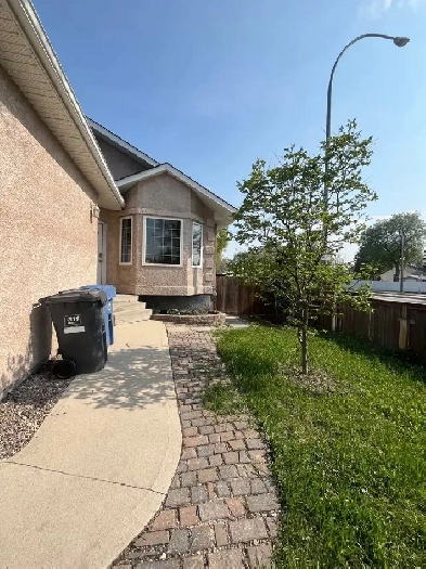 House for Rent in Old St. Vital 4 bed 3 bath Image# 1
