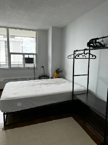 Affordable Flex Room in Midtown w/5 min Walk to Subway Station Image# 1