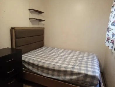 Room for rent with separate bathroom near the U of M.   $650/mth Image# 1