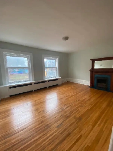 Large, Vintage 3 Bedroom Apartment in Downtown Image# 1