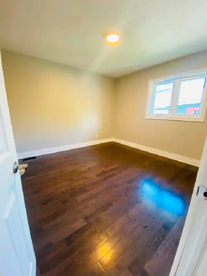 Main floor of house for rent in Kitchener / Waterloo,ON Apartments