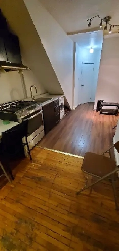 3 Bed 1 Bath for Rent in Downtown Toronto - U of T Area Image# 2