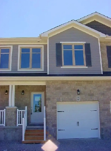 3 bedroom 3 bath Almonte Townhouse Built in 2016 Image# 1