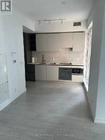 Rent - Luxury meets convenience in the heart of downtown Toronto Image# 1