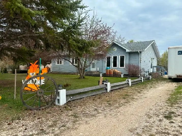 Lake Life Awaits at This Beautiful 3bdr 1375 sqft Cottage! in Winnipeg,MB - Houses for Sale