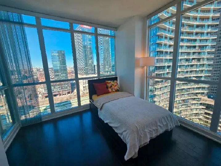 Downtown Toronto panthouse condo roommate(female only) in City of Toronto,ON - Short Term Rentals