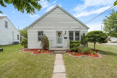 FOR SALE! BEAUTIFUL BUNGALOW ON A CORNER LOT Image# 1