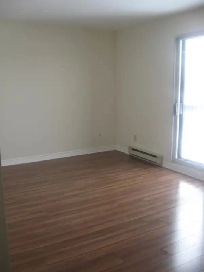 SainteDorothée, Laval. Grand 41/2 RÉNOVÉ, 1er juillet/July in Laval