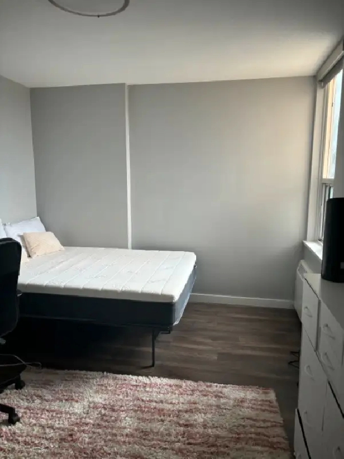 OFFERING: 1 private Bedroom in 2B/1B Apartment SUBLET in City of Toronto,ON - Room Rentals & Roommates