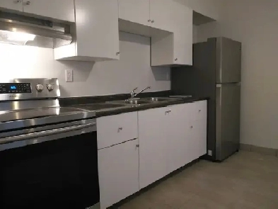 Very clean apartment in a quiet building - near UoW and Bridges! Image# 1