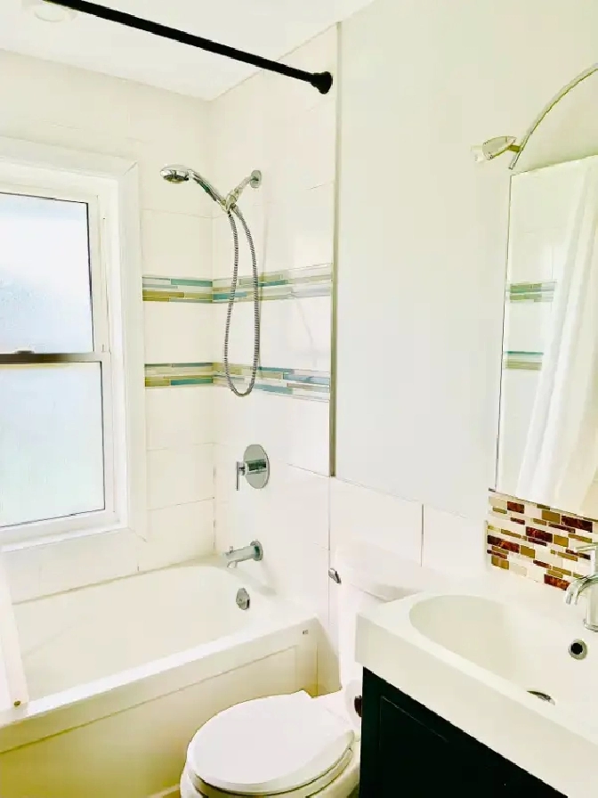 Lovely 3 bedroom detached house for lease in Whitby (Main floor) in