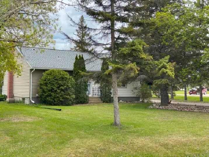 TWO BEDROOM BUNGALOW IN THE TOWN OF LAC DU BONNET! in Winnipeg,MB - Houses for Sale
