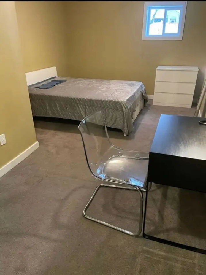 Queen bedroom available in Highlands in Edmonton,AB - Room Rentals & Roommates