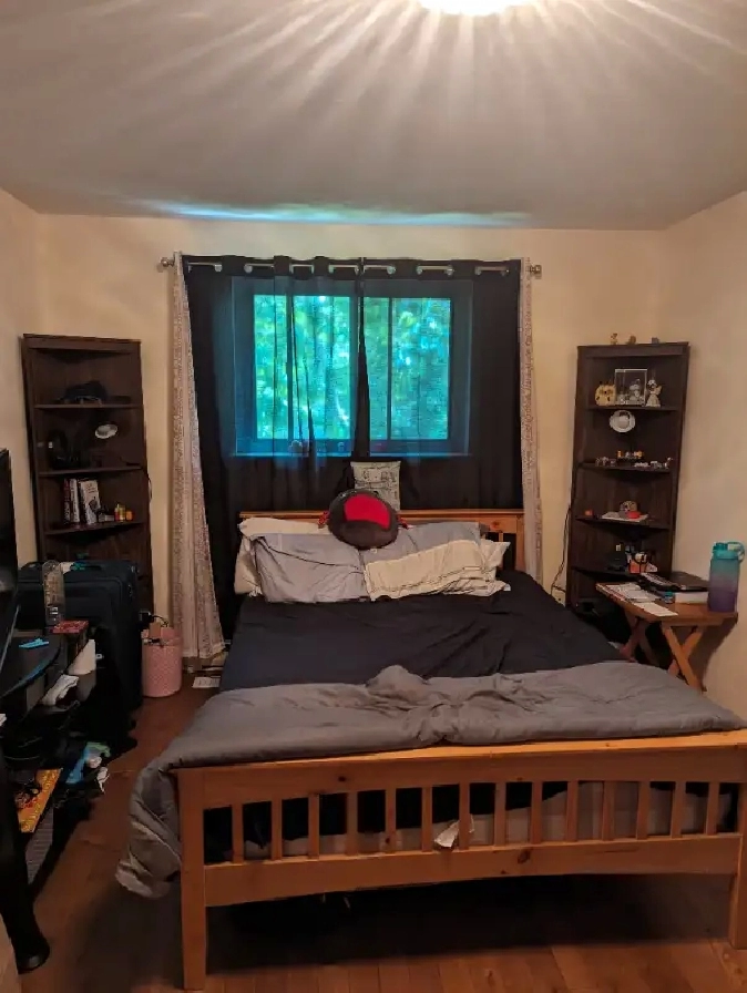 Furnished room rental for couples at Finch and pharmacy. in City of