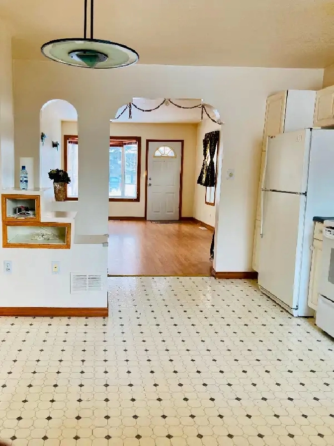2 Bed 2 Bath House near Commonwealth Stadium LRT in Edmonton,AB - Apartments & Condos for Rent