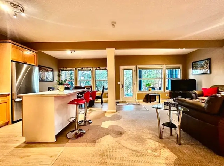 Luxury Furnished 2 BR, Legal, 9'ceiling, Walkout basement, NW1 in Calgary,AB - Apartments & Condos for Rent