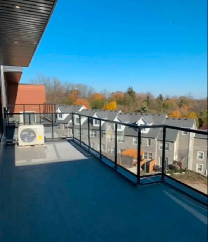 Large 3 Bedroom Den 1753 sq ft Townhouse Available Immediately in