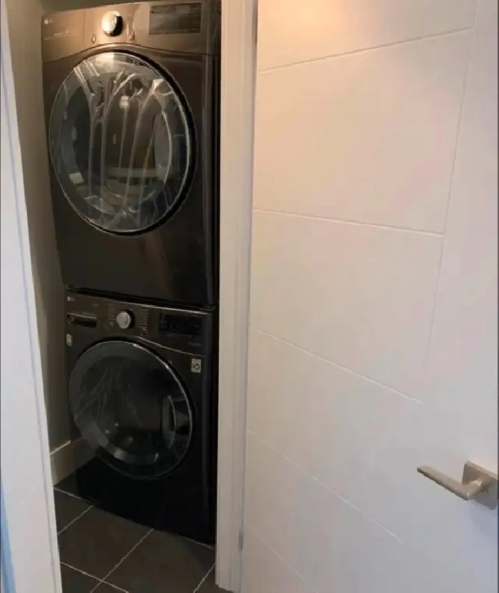 Large 3 Bedroom Den 1753 sq ft Townhouse Available Immediately in