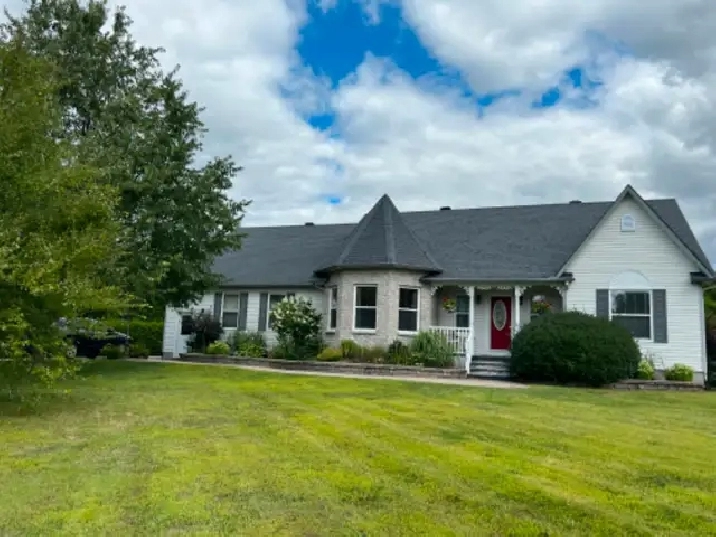 KEMPTVILLE HOME FOR RENT 5BED 2.5 BATH 1.3 ACRES in Ottawa,ON